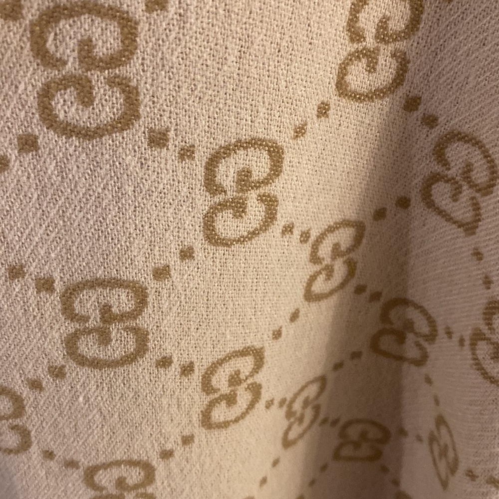 𝅺Gucci cashmere/silk wrap - Picture 6 of 9